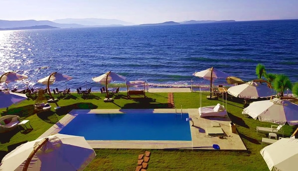 Kauden mukainen ulkouima-allas, aurinkovarjoja, aurinkotuoleja