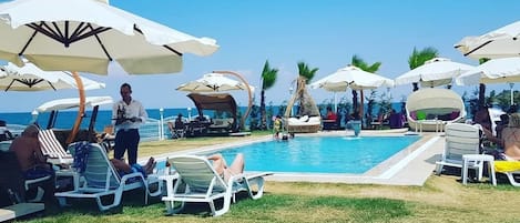 Außenpool (je nach Saison geöffnet), Sonnenschirme, Liegestühle