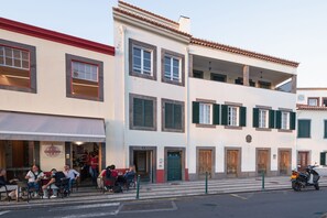 A two-story building with a cafe on the ground floor and multiple rooms on the upper floor. - OLD TOWN Apartment With Interior Terrace - Barreirinha (Funchal)