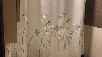 Toallas, jabón, shampoo, papel higiénico