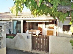 Outdoor dining - L'Hacienda by Interhome (Gruissan)