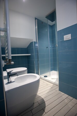 Shower, bidet - The Holy Mary inside (Tropea)