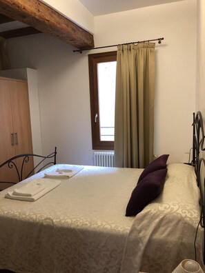 1 habitación, tabla de planchar con plancha, wifi y ropa de cama 
