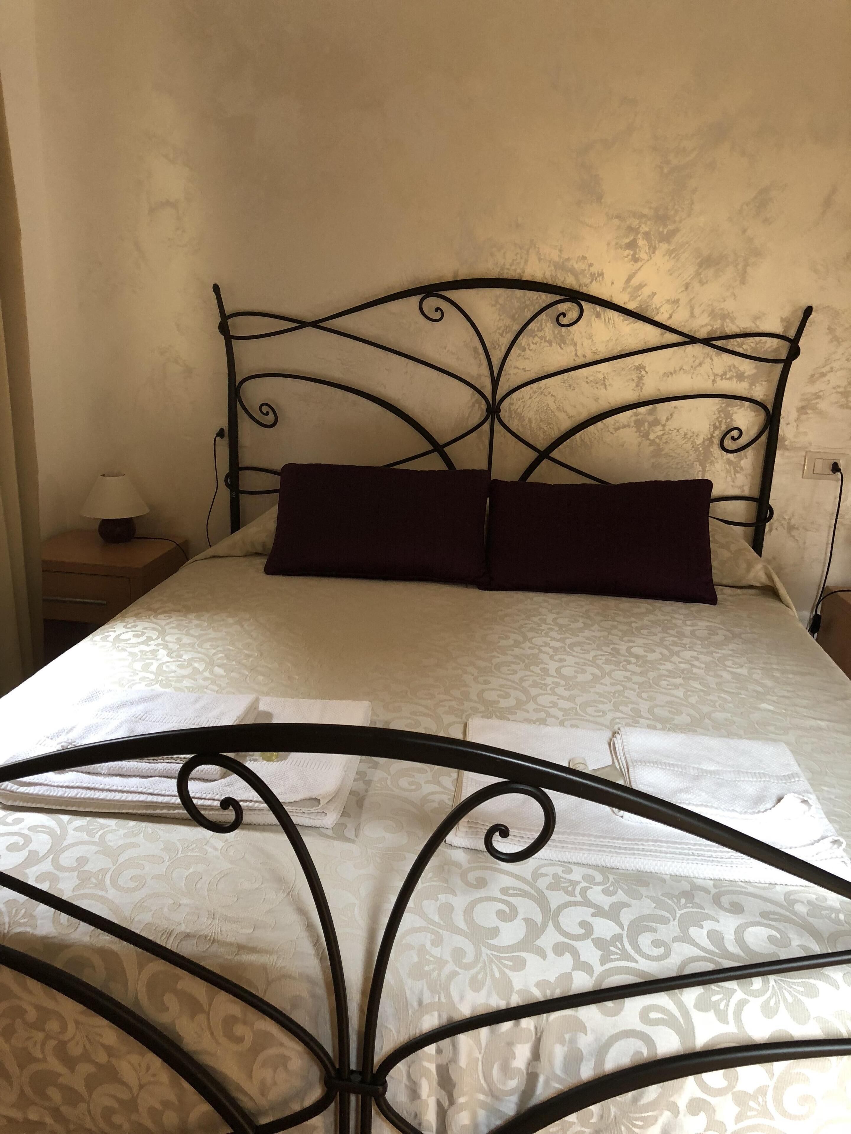 1 habitación, tabla de planchar con plancha, wifi y ropa de cama 