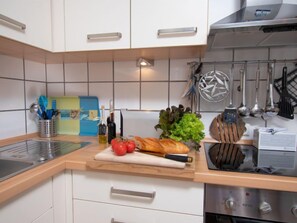 KĂŒhlschrank, Mikrowelle, GeschirrspĂŒler, Kochgeschirr/Geschirr/Besteck