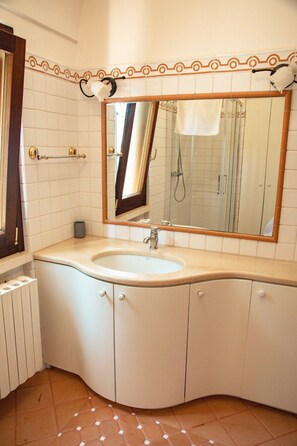 Badewanne, Haartrockner, Bidet, Handtücher