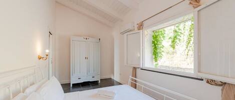 2 bedrooms, bed sheets, wheelchair access