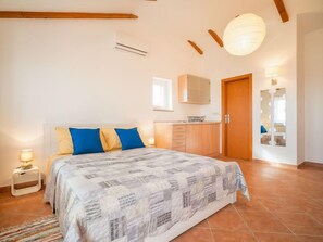 4 عدّة غرف نوم وخدمة الإنترنت