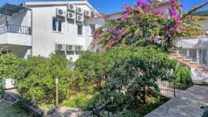 A modern building with multiple balconies and air conditioning units. - Apartment Rubin by Interhome (Hvar/Pokrivenik)