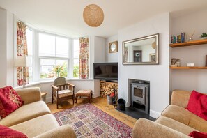 TV, fireplace - Little Lynstone, Bude, views over the coastal path (Bude)
