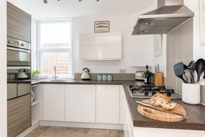 Fridge, microwave, dishwasher - Little Lynstone, Bude, views over the coastal path (Bude)