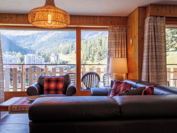 Een televisie en een open haard