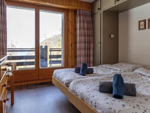 3 عدّة غرف نوم ومكتب وخدمة الإنترنت