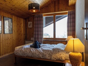 3 bedrooms, desk, Internet