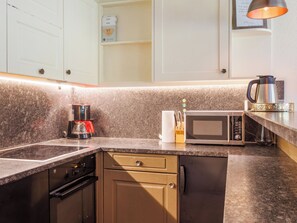 Een koelkast, een magnetron, een oven, een vaatwasser