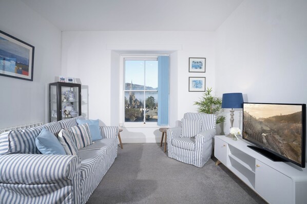 TV - Charming Apartment with Parking, by LetMeStay (Ambleside)