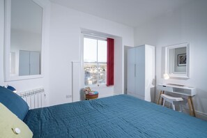 1 habitación, tabla de planchar con plancha, wifi y ropa de cama 