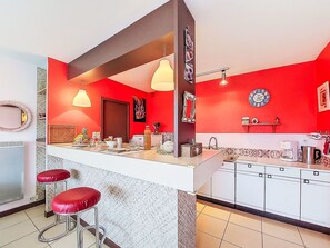 Fridge, microwave, dishwasher, cookware/dishes/utensils - Gevanac by Interhome (Crozon-Morgat)