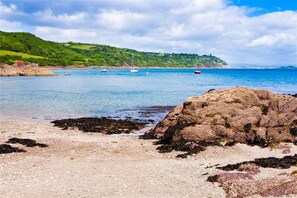 Beach - Emelle, Kingsand, near the water's edge (Kingsand)