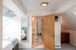 4 bedrooms, iron/ironing board, WiFi, bed sheets - Emelle, Kingsand, near the water's edge (Kingsand)