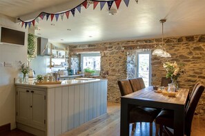 Dining - Emelle, Kingsand, near the water's edge (Kingsand)