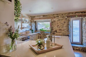 Fridge, microwave, oven, dishwasher - Emelle, Kingsand, near the water's edge (Kingsand)