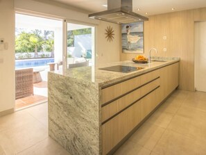 KĂŒhlschrank, Mikrowelle, Ofen, GeschirrspĂŒler