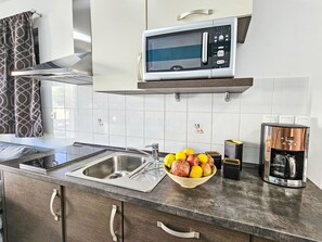 Fridge, microwave, dishwasher, cookware/dishes/utensils