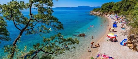 Una spiaggia nelle vicinanze