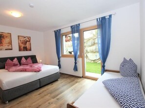 2 bedrooms, desk, WiFi