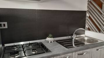 Mikrowelle, Wasserkocher mit Kaffee-/Teezubehör