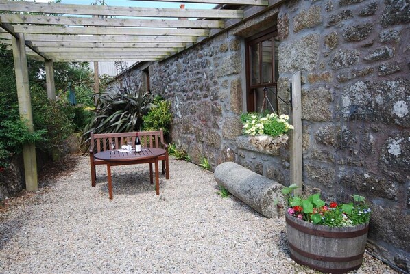 Outdoor dining - Tremerth Cottage, Mousehole lovely country views (Paul)