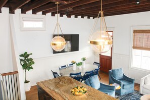 Dining - Guesthouse Charleston: SOUTH (82 B) (Charleston)