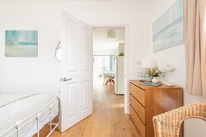 1 bedroom, WiFi, bed sheets - Sundowners, panoramic views of countryside & sea (Trevalga)