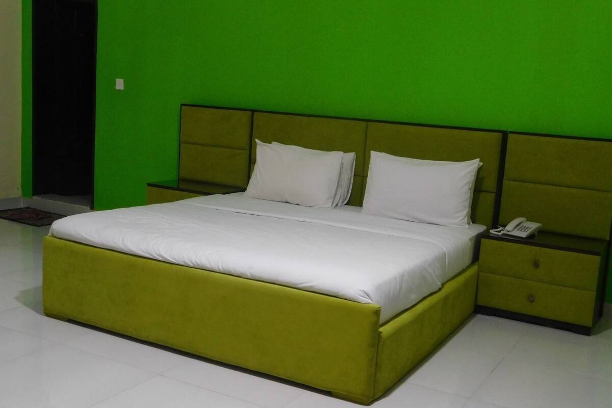 Comfort Room | Blackout drapes, iron/ironing board, free WiFi