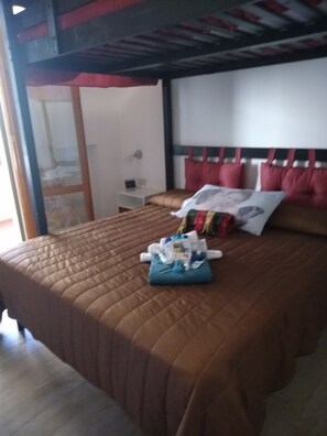 2 chambres, fer et planche à repasser, draps fournis