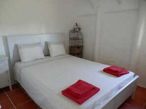 3 bedrooms, travel crib, free WiFi, bed sheets - Traditional house with charm (Sant Jaume d'Enveja)
