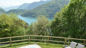 Un espace piscine offrant une vue sur un lac et des montagnes.