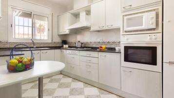 Kühlschrank, Mikrowelle, Ofen, Geschirrspüler