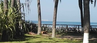 Maison au bord de la plage à côté du restaurant