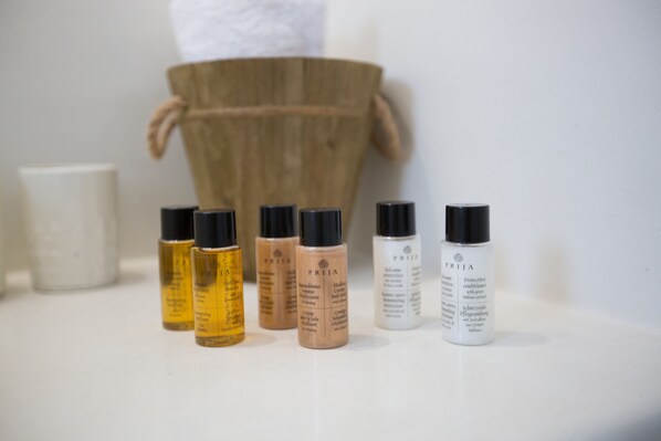 Asciugacapelli, asciugamani, sapone, shampoo