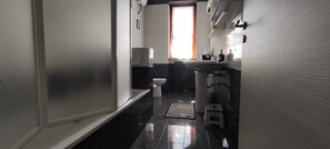 Duschwanne, Haartrockner, Bademäntel, Bidet