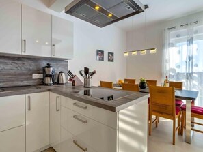 Fridge, oven, dishwasher, cookware/dishes/utensils