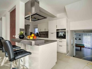 Frigorifero, forno, lavastoviglie, pentole/stoviglie/utensili