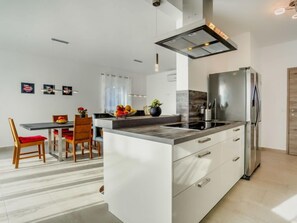 Frigorifero, forno, lavastoviglie, pentole/stoviglie/utensili