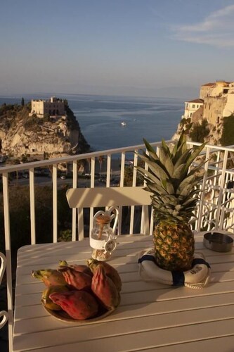La Pinta overlooking the sea