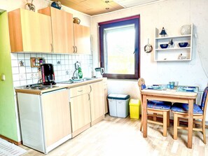 Een koelkast, een magnetron, een oven, een broodrooster