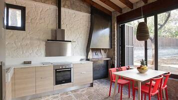 Een koelkast, een magnetron, een oven, een vaatwasser