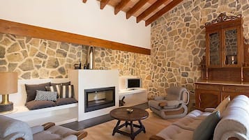 Een televisie en een open haard