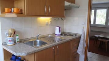 Kühlschrank, Mikrowelle, Toaster, Kochgeschirr/Geschirr/Besteck